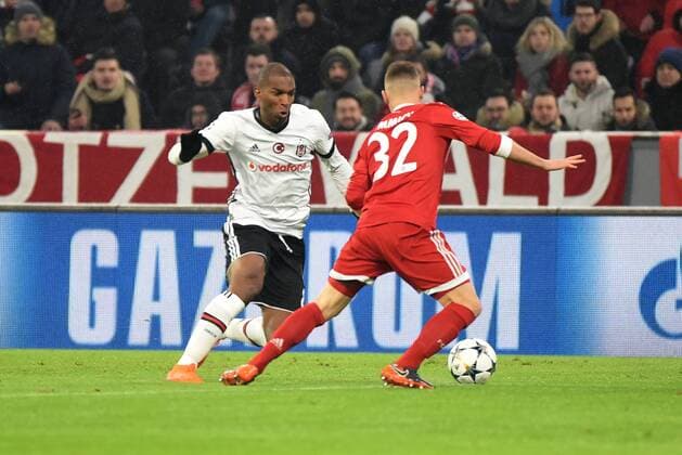 Ryan Babel (Besiktas Istanbul), Joshua Kimmich (FC Bayern Muenchen). Deutschland, Muenchen: Fussball, UEFA Champions League, Achtelfinale: FC Bayern Muenchen vs Besiktas Istanbul am 20.02.2018, Allianz Arena.
