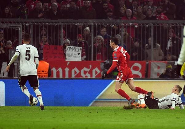 20.02.2018, xjhx, Fussball Champions League, FC Bayern Muenchen - Besiktas Istanbul, emspor, v.l. Pepe (Besiktas Istanbul), Robert Lewandowski (FC Bayern Muenchen), Domogaj Vida (Besiktas Istanbul) Rote Karte für, red card for, Platzverweis, Game Misconduct Muenchen