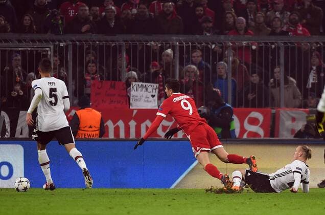 Bilder des Tages - SPORT 20.02.2018, xjhx, Fussball Champions League, FC Bayern Muenchen - Besiktas Istanbul, emspor, v.l. Pepe (Besiktas Istanbul), Robert Lewandowski (FC Bayern Muenchen), Domogaj Vida (Besiktas Istanbul) Rote Karte für, red card for, Platzverweis, Game Misconduct Muenchen