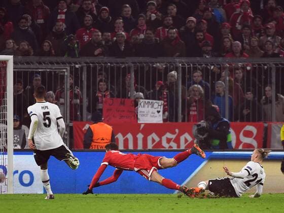 20.02.2018, xjhx, Fussball Champions League, FC Bayern Muenchen - Besiktas Istanbul, emspor, v.l. Pepe (Besiktas Istanbul), Robert Lewandowski (FC Bayern Muenchen), Domogaj Vida (Besiktas Istanbul) Rote Karte für, red card for, Platzverweis, Game Misconduct Muenchen