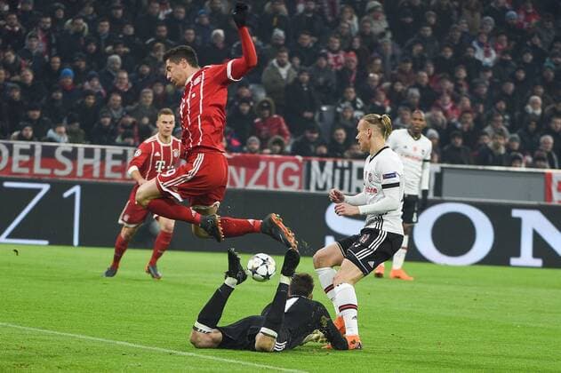 GER, UEFA,Champions League, FC Bayern Muenchen - Besiktas Istanbul 20.02.2018, Allianz-Arena, Muenchen, GER, UEFA,Champions League, FC Bayern Muenchen - Besiktas Istanbul, im Bild Fabri (Besiktas Istanbul 1) klaert vor Robert Lewandowski (FC Bayern Muenchen 9)