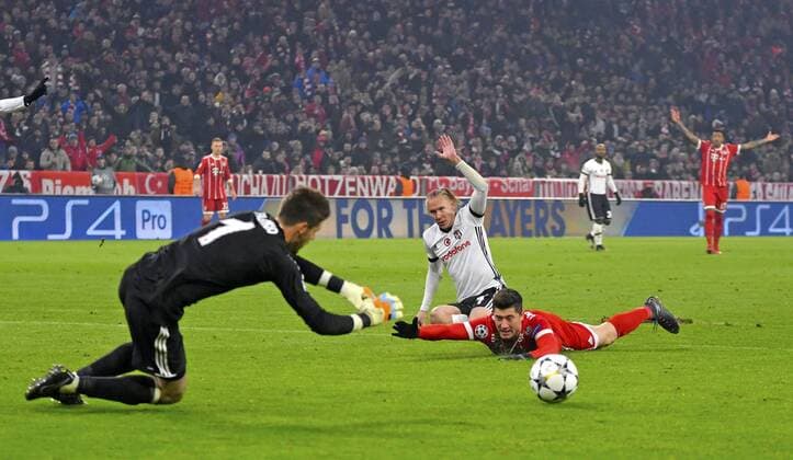 20.02.2018, Fussball UEFA Champions League 2017 2018, Achtelfinale, FC Bayern München - Besiktas Istanbul, in der Allianz Arena München, Foul von Domagoj Vida (Istanbul) gegen Robert Lewandowski (FC Bayern München), der Schiedsrichter gibt Vida die Rote Karte wegen Notbremse. li: Torwart Fabri (Besiktas Istanbul)