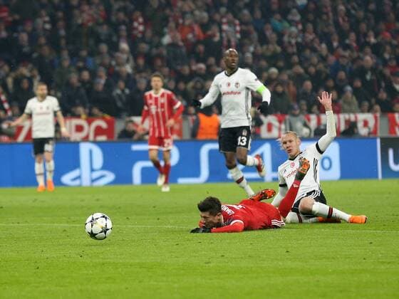 Robert Lewandowski (FC Bayern Muenchen 9) wird von Domagoj Vida ( Besiktas Istanbul 21 ) gefoult, FC Bayern Muenchen vs. Besiktas Istanbul, Champions League, Achtelfinale, Fussball, 20.02.2018, Muenchen Copyright: xLanger Eibner-Pressefotox EP_HLR