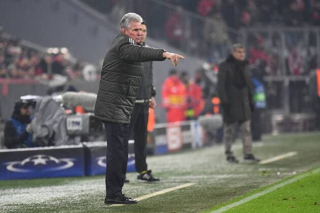 20.02.2018, xjhx, Fussball Champions League, FC Bayern Muenchen - Besiktas Istanbul, emspor, v.l. Trainer Jupp Heynckes (FCB - FC Bayern Muenchen) gibt Anweisung, gestikuliert, mit den Armen gestikulieren, gives instructions, gesticulate Muenchen