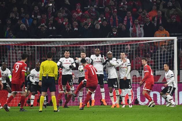 20.02.2018, xjhx, Fussball Champions League, FC Bayern Muenchen - Besiktas Istanbul, emspor, v.l. James Rodriguez (FCB - FC Bayern Muenchen) schiesst am Tor vorbei ueber das Tor Muenchen