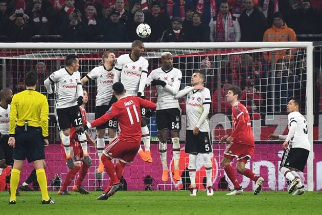 20.02.2018, xjhx, Fussball Champions League, FC Bayern Muenchen - Besiktas Istanbul, emspor, v.l. James Rodriguez (FCB - FC Bayern Muenchen) schiesst am Tor vorbei ueber das Tor Muenchen