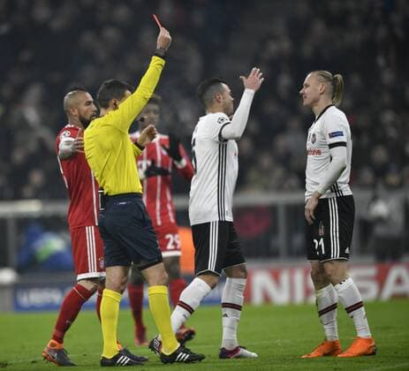 Schiedsrichter Referee Ovidiu Alin Hategan ROU zeigt Domagoj Vida rote Karte, rot, Platzverweis für Foul an Robert Lewandowski FC Bayern München Champions League CL Achtelfinale Hinspiel FC Bayern München FCB vs Besiktas Istanbul 20.02.2018 FC Bayern München FCB vs Besiktas Istanbul