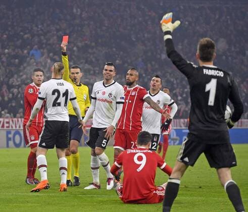 20.02.2018, Fussball UEFA Champions League 2017 2018, Achtelfinale, FC Bayern München - Besiktas Istanbul, in der Allianz Arena München, nach dem Foul von Domagoj Vida (li, Istanbul) gegen Robert Lewandowski (FC Bayern München), gibt der Schiedsrichter Ovidiu Hategan (mitte) Vida die Rote Karte wegen Notbremse.