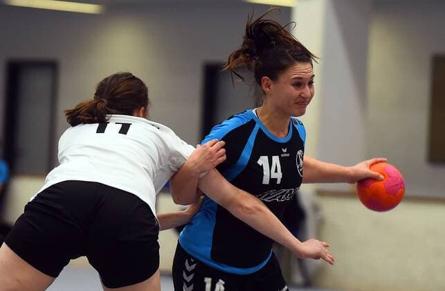 20.02.2018, xpsx, Handball Frauen Bezirksoberliga, HSG Hanau - HSG Dietzenbach v.l. Eva-Maria Mikesch (Hanau), Carolin Rotter (Dietzenbach) Hanau Hessen Deutschland