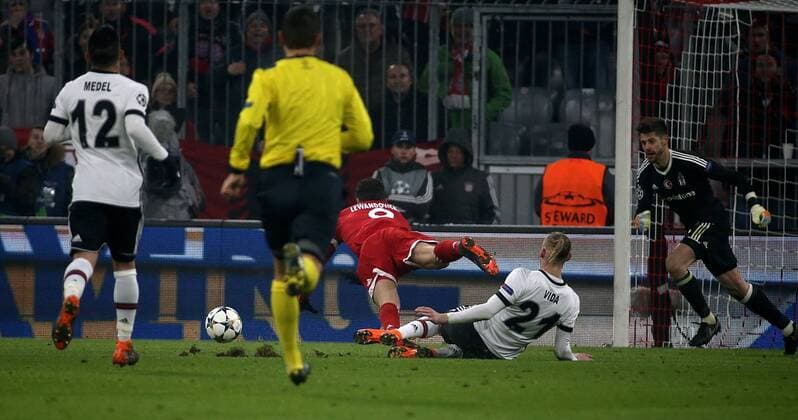 GER, UEFA CL, FC Bayern München (GER) vs Besiktas Istanbul (TR) 20.02.2018, Allianz Arena, München, GER, UEFA CL, FC Bayern München (GER) vs Besiktas Istanbul (TR) , im Bild Foul von Domagoj Vida (Istanbul) gegen Robert Lewandowski (München)