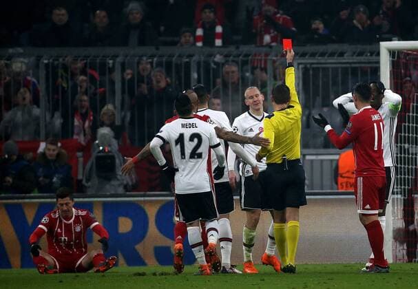 Bilder des Tages - SPORT GER, UEFA CL, FC Bayern München (GER) vs Besiktas Istanbul (TR) 20.02.2018, Allianz Arena, München, GER, UEFA CL, FC Bayern München (GER) vs Besiktas Istanbul (TR) , im Bild Schiedsrichter Ovidiu Hategan zeigt Domagoj Vida (Istanbul) die rote Karte