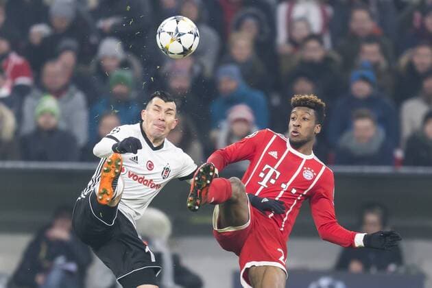 GER, UEFA CL, FC Bayern Muenchen (GER) vs Besiktas Istanbul (TUR) 20.02.2018, Allianz Arena, Muenchen, GER, UEFA CL, FC Bayern Muenchen (GER) vs Besiktas Istanbul (TUR), Achtelfinale, im Bild Gary Medel (Besiktas 12) im kampf mit Kingsley Coman (FCB 29)