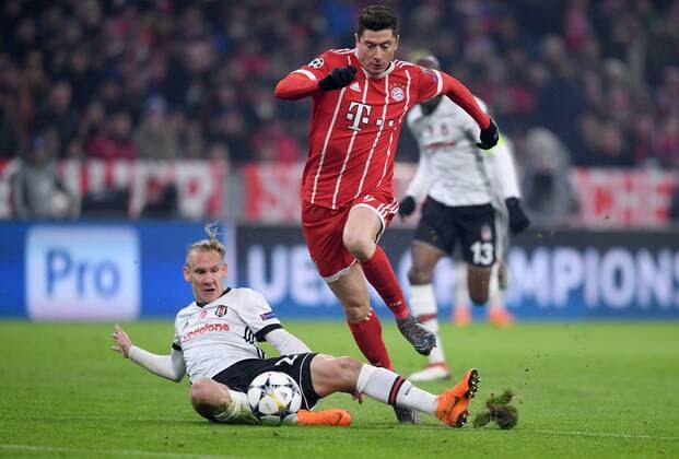 FUSSBALL CHAMPIONS LEAGUE SAISON 2017 2018 ACHTELFINALE HINSPIEL FC Bayern Muenchen - Besiktas Istanbul 20.02.2018 Domagoj Vida (am Boden, Besiktas Istanbul) foult Robert Lewandowski (FC Bayern Muenchen) und sieht dafuer Rot Muenchen