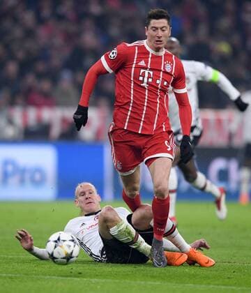 FUSSBALL CHAMPIONS LEAGUE SAISON 2017 2018 ACHTELFINALE HINSPIEL FC Bayern Muenchen - Besiktas Istanbul 20.02.2018 Domagoj Vida (am Boden, Besiktas Istanbul) foult Robert Lewandowski (FC Bayern Muenchen) und sieht dafuer Rot Muenchen