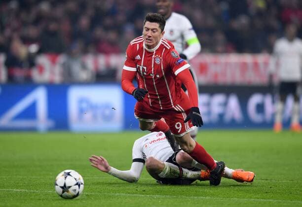 FUSSBALL CHAMPIONS LEAGUE SAISON 2017 2018 ACHTELFINALE HINSPIEL FC Bayern Muenchen - Besiktas Istanbul 20.02.2018 Domagoj Vida (am Boden, Besiktas Istanbul) foult Robert Lewandowski (FC Bayern Muenchen) und sieht dafuer Rot Muenchen