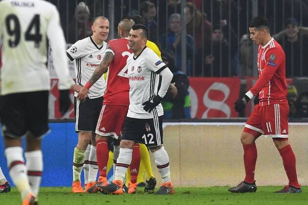 20.02.2018, xjhx, Fussball Champions League, FC Bayern Muenchen - Besiktas Istanbul, emspor, v.l. Rote Karte fuer, red card for, Platzverweis, Game Misconduct Vida Domagoj (Besiktas Istanbul) Muenchen