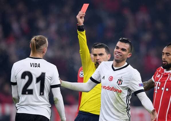 FUSSBALL CHAMPIONS LEAGUE SAISON 2017 2018 ACHTELFINALE HINSPIEL FC Bayern Muenchen - Besiktas Istanbul 20.02.2018 Schiedsrichter Ovidiu Alin Hategan zeigt Domagoj Vida (li, Besiktas Istanbul) die Rote Karte. Pepe (re, Besiktas Istanbul) wendet sich enttaeuscht ab. Muenchen