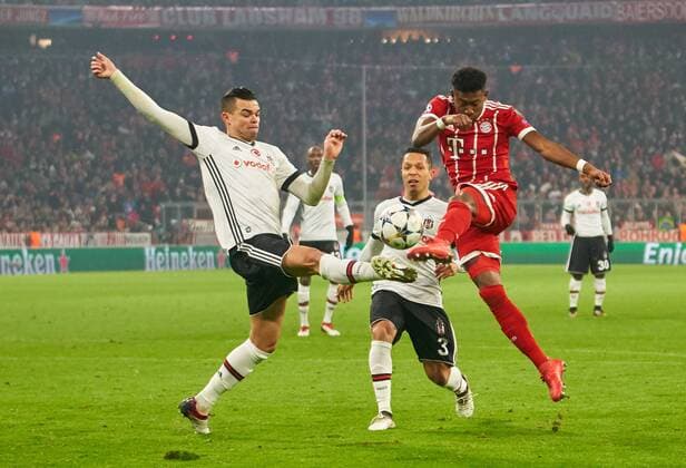 David ALABA, FCB 27 Torchance Zweikampf , Aktion um den Ball gegen PEPE, B.Istanbul 5 FC BAYERN MUENCHEN - BESIKTAS ISTANBUL Achtelfinale Hinspiel, Fussball UEFA Champions League, Muenchen, 20.02.2018 CL Saison 2017 2018, FCB,