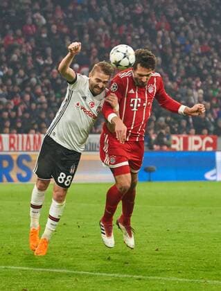 Mats HUMMELS, FCB 5 Torchance Zweikampf , Aktion um den Ball gegen Caner ERKIN, B.Istanbul 88 FC BAYERN MUENCHEN - BESIKTAS ISTANBUL Achtelfinale Hinspiel, Fussball UEFA Champions League, Muenchen, 20.02.2018 CL Saison 2017 2018, FCB,