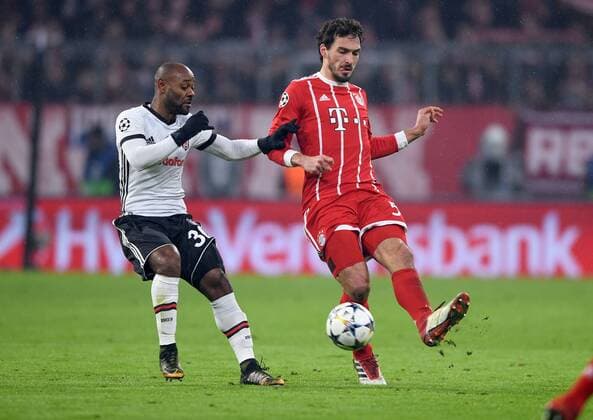 FUSSBALL CHAMPIONS LEAGUE SAISON 2017 2018 ACHTELFINALE HINSPIEL FC Bayern Muenchen - Besiktas Istanbul 20.02.2018 Vagner Love Wagner (li, Besiktas Istanbul) gegen Mats Hummels (re, FC Bayern Muenchen) Muenchen
