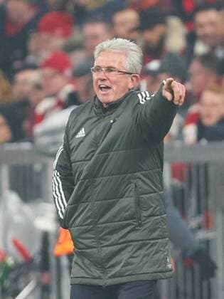 Trainer Cheftrainer Jupp HEYNCKES (FCB) gestikuliert und gibt Anweisungen, Aktion, Einzelbild, Einzelaktion, Gestik, Geste, Mimik, Handbewegung, zeigen, deuten FC BAYERN MUENCHEN - BESIKTAS ISTANBUL Achtelfinale Hinspiel, Fussball UEFA Champions League, Muenchen, 20.02.2018 CL Saison 2017 2018, FCB,
