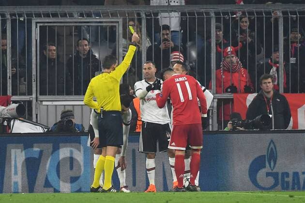 20.02.2018, xjhx, Fussball Champions League, FC Bayern Muenchen - Besiktas Istanbul, emspor, v.l. Gelbe Karte fuer, receive a yellow card Ricardo Quaresma (Besiktas Istanbul) Muenchen