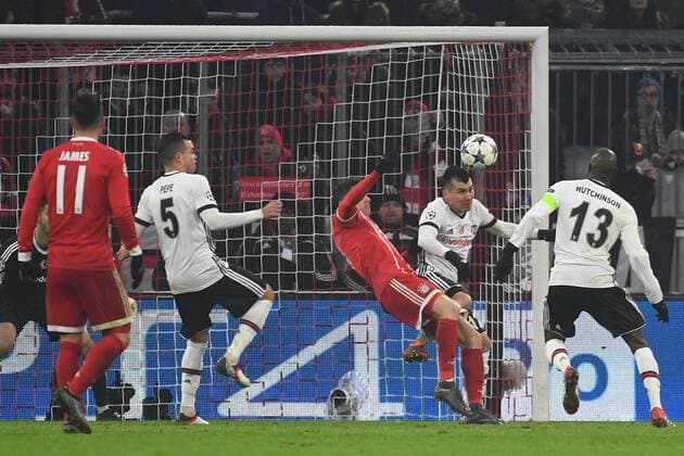20.02.2018, xjhx, Fussball Champions League, FC Bayern Muenchen - Besiktas Istanbul, emspor, v.l. Pepe (Besiktas Istanbul), Robert Lewandowski (FCB - FC Bayern Muenchen), Gary Medel (Besiktas Istanbul) Muenchen