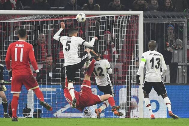 20.02.2018, xjhx, Fussball Champions League, FC Bayern Muenchen - Besiktas Istanbul, emspor, v.l. Pepe (Besiktas Istanbul), Robert Lewandowski (FCB - FC Bayern Muenchen), Gary Medel (Besiktas Istanbul) Muenchen