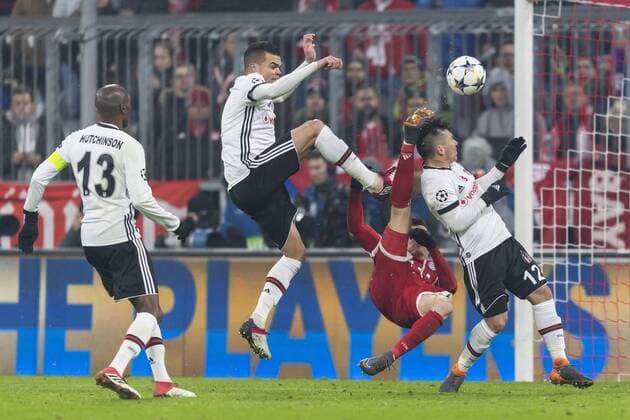 GER, UEFA CL, FC Bayern Muenchen (GER) vs Besiktas Istanbul (TUR) 20.02.2018, Allianz Arena, Muenchen, GER, UEFA CL, FC Bayern Muenchen (GER) vs Besiktas Istanbul (TUR), Achtelfinale, im Bild kampf vor dem Tor zwischen Robert Lewandowski (FCB 9) erhaelt die gelbe karte fuer den kampf mit Gary Medel (Besiktas 12) mit Pepe (Besiktas 5) Atiba Hutchinson (Besiktas 13)