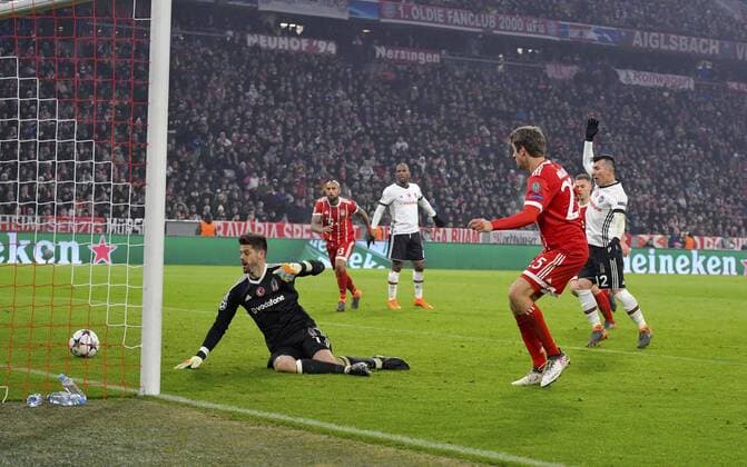 Bilder des Tages - SPORT 20.02.2018, Fussball UEFA Champions League 2017 2018, Achtelfinale, FC Bayern München - Besiktas Istanbul, in der Allianz Arena München, Torschuss Thomas Müller (re, FC Bayern München) zum 1:0 gegen Torwart Fabri (Besiktas Istanbul),