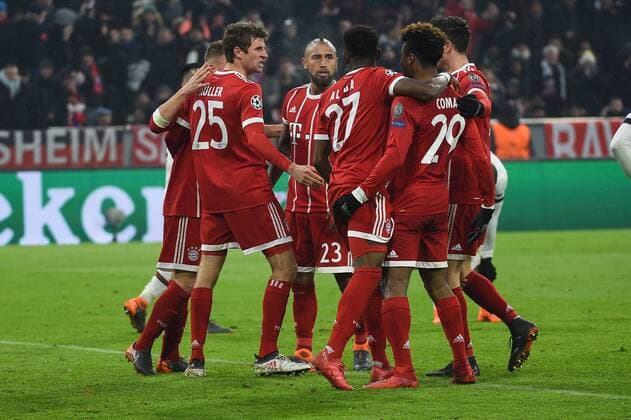 GER, UEFA,Champions League, FC Bayern Muenchen - Besiktas Istanbul 20.02.2018, Allianz-Arena, Muenchen, GER, UEFA,Champions League, FC Bayern Muenchen - Besiktas Istanbul, im Bild Alle feiern den Torschuetzen Thomas Mueller (FC Bayern Muenchen 25)