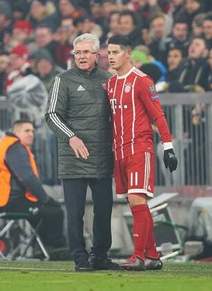 Trainer Cheftrainer Jupp HEYNCKES (FCB) James RODRIGUEZ, FCB 11 Verletzung, Verstauchung, Zerrung, Tape, Verband, Tapeverband, Wunde, Verletzung, Eis, Druckverband, Kompression, Kompressionsverband FC BAYERN MUENCHEN - BESIKTAS ISTANBUL Achtelfinale Hinspiel, Fussball UEFA Champions League, Muenchen, 20.02.2018 CL Saison 2017 2018, FCB,