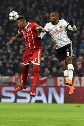 Jerome Boateng (FC Bayern Muenchen), Ryan Babel (Besiktas Istanbul). Deutschland, Muenchen: Fussball, UEFA Champions League, Achtelfinale: FC Bayern Muenchen vs Besiktas Istanbul am 20.02.2018, Allianz Arena.
