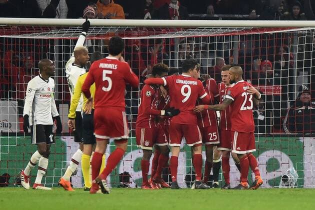 Münchner Torjubel, mittendrin der Torschütze Thomas Müller (FC Bayern Muenchen). Deutschland, Muenchen: Fussball, UEFA Champions League, Achtelfinale: FC Bayern Muenchen vs Besiktas Istanbul am 20.02.2018, Allianz Arena.
