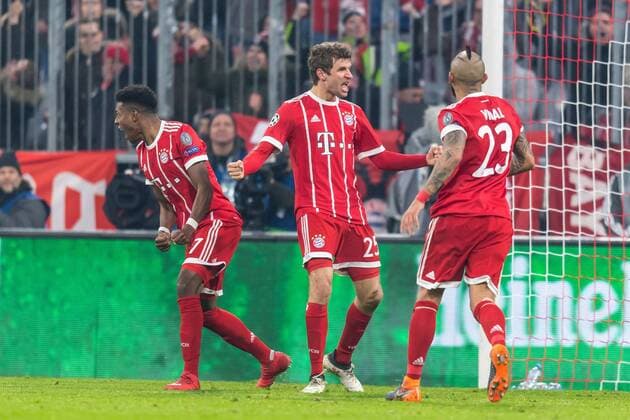 GER, UEFA CL, FC Bayern Muenchen (GER) vs Besiktas Istanbul (TUR) 20.02.2018, Allianz Arena, Muenchen, GER, UEFA CL, FC Bayern Muenchen (GER) vs Besiktas Istanbul (TUR), Achtelfinale, im Bild Jubel nach dem Tor zum 1-0 durch Thomas Mueller (FCB 25) mit David Alaba (FCB 27) Arturo Vidal (FCB 23)