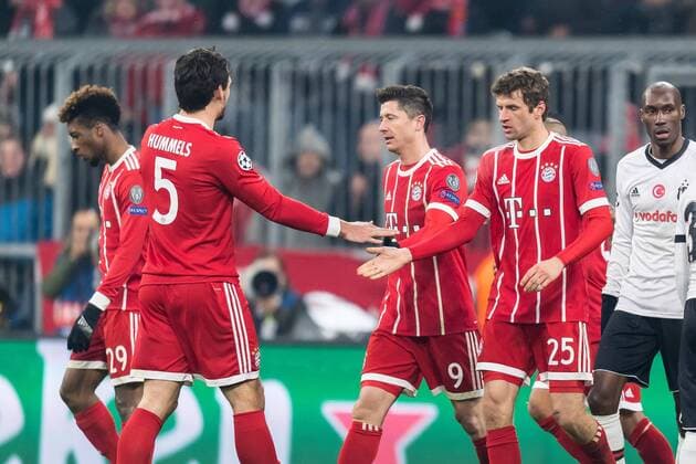 GER, UEFA CL, FC Bayern Muenchen (GER) vs Besiktas Istanbul (TUR) 20.02.2018, Allianz Arena, Muenchen, GER, UEFA CL, FC Bayern Muenchen (GER) vs Besiktas Istanbul (TUR), Achtelfinale, im Bild Jubel nach dem Tor zum 1-0 durch Thomas Mueller (FCB 25) mit Mats Hummels (FCB 5)