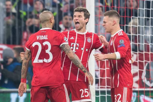 GER, UEFA CL, FC Bayern Muenchen (GER) vs Besiktas Istanbul (TUR) 20.02.2018, Allianz Arena, Muenchen, GER, UEFA CL, FC Bayern Muenchen (GER) vs Besiktas Istanbul (TUR), Achtelfinale, im Bild Jubel nach dem Tor zum 1-0 durch Thomas Mueller (FCB 25) mit Joshua Kimmich (FCB 32) Arturo Vidal (FCB 23)