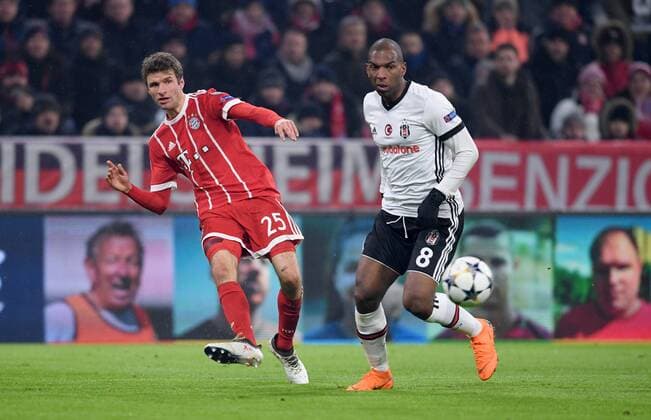 FUSSBALL CHAMPIONS LEAGUE SAISON 2017 2018 ACHTELFINALE HINSPIEL FC Bayern Muenchen - Besiktas Istanbul 20.02.2018 Thomas Mueller (li, FC Bayern Muenchen) gegen Ryan Babel (re, Besiktas Istanbul) Muenchen