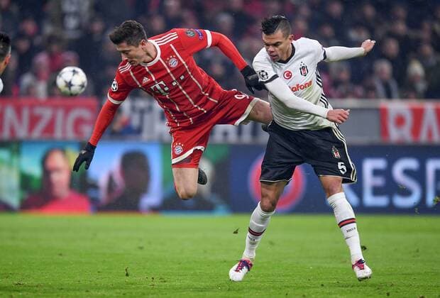 FUSSBALL CHAMPIONS LEAGUE SAISON 2017 2018 ACHTELFINALE HINSPIEL FC Bayern Muenchen - Besiktas Istanbul 20.02.2018 Robert Lewandowski (li, FC Bayern Muenchen) gegen Pepe (re, Besiktas Istanbul) Muenchen
