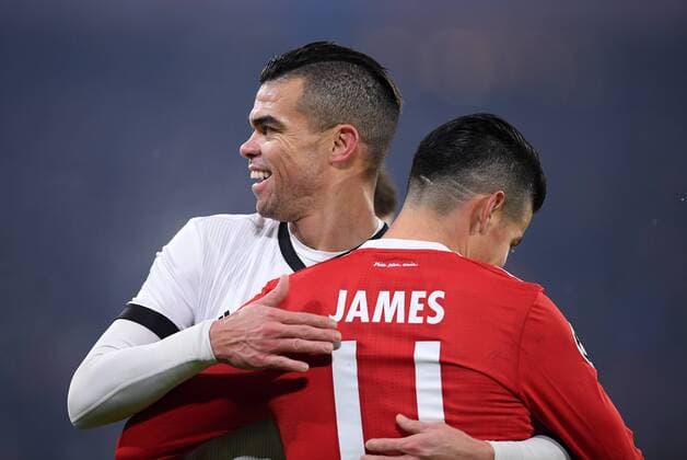 FUSSBALL CHAMPIONS LEAGUE SAISON 2017 2018 ACHTELFINALE HINSPIEL FC Bayern Muenchen - Besiktas Istanbul 20.02.2018 Pepe (Besiktas Istanbul) und James Rodriguez (re, FC Bayern Muenchen) Muenchen
