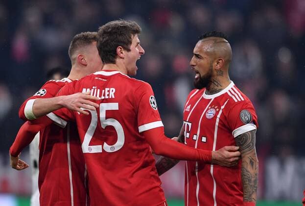 FUSSBALL CHAMPIONS LEAGUE SAISON 2017 2018 ACHTELFINALE HINSPIEL FC Bayern Muenchen - Besiktas Istanbul 20.02.2018 Torjubel nach dem 1:0: Joshua Kimmich, Thomas Mueller und Arturo Vidal (v.l., alle FC Bayern Muenchen) Muenchen