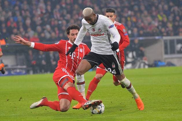 Munich, Germany 20.02.2018, UEFA Champions League - 2017 18 Season, round of last sixteen, Achtelfinale, FC Bayern Muenchen - Besiktas Istanbul, Mats Hummels (FCB), Talisca (Besiktas), James Rodriguez (FCB) im Zweikampf ( DeFodi527
