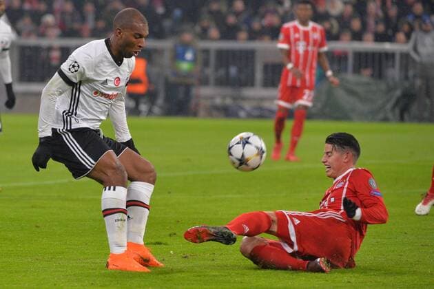 Munich, Germany 20.02.2018, UEFA Champions League - 2017 18 Season, round of last sixteen, Achtelfinale, FC Bayern Muenchen - Besiktas Istanbul, Veli Kavlak (Besiktas), James Rodriguez (FCB) im Zweikampf ( DeFodi527