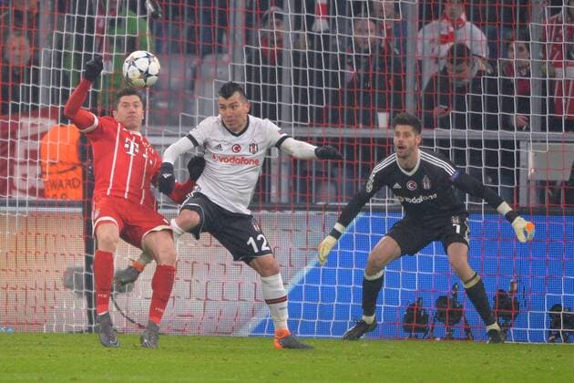 Munich, Germany 20.02.2018, UEFA Champions League - 2017 18 Season, round of last sixteen, Achtelfinale, FC Bayern Muenchen - Besiktas Istanbul, Robert Lewandowski (FCB), Gary Medel (Besiktas), goalkeeper Fabri (Besiktas) in Aktion ( DeFodi527