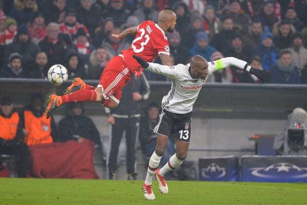 Munich, Germany 20.02.2018, UEFA Champions League - 2017 18 Season, round of last sixteen, Achtelfinale, FC Bayern Muenchen - Besiktas Istanbul, Arturo Vidal (FCB), Atiba Hutchinson (Besiktas) im Zweikampf ( DeFodi527