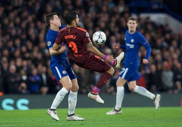 Chelsea v FC Barcelona Barca UEFA Champions League Cesar Azpilicueta of Chelsea challenges Luis Suarez of Barcelona during the UEFA Champions League match at Stamford Bridge, London Content Not Available For UK Newspapers Copyright: xAlanxStanfordx FIL-11389-0025