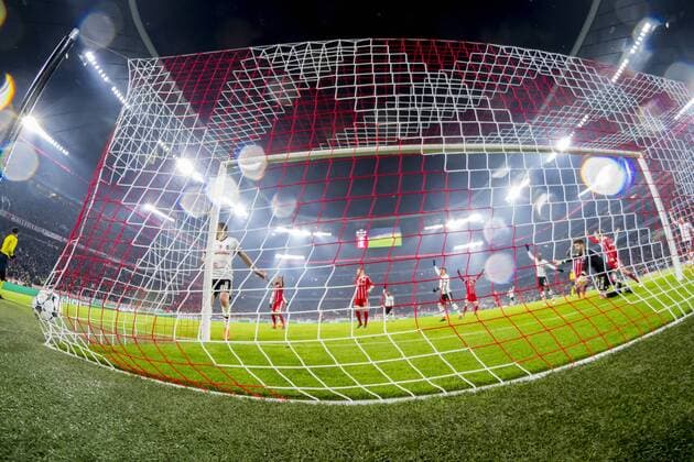 GER, UEFA CL, FC Bayern Muenchen (GER) vs Besiktas Istanbul (TUR) 20.02.2018, Allianz Arena, Muenchen, GER, UEFA CL, FC Bayern Muenchen (GER) vs Besiktas Istanbul (TUR), Achtelfinale, im Bild Tor zum 1-0 durch Thomas Mueller (FCB 25) Aufgenommen mit der Hintertor Remote Kamera