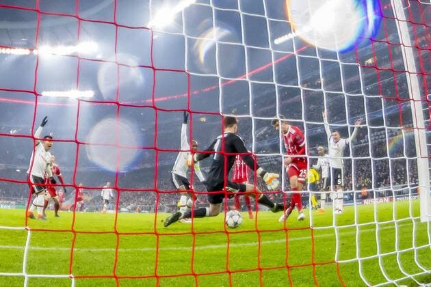 Bilder des Tages - SPORT GER, UEFA CL, FC Bayern Muenchen (GER) vs Besiktas Istanbul (TUR) 20.02.2018, Allianz Arena, Muenchen, GER, UEFA CL, FC Bayern Muenchen (GER) vs Besiktas Istanbul (TUR), Achtelfinale, im Bild Torschuss zum 1-0 durch Thomas Mueller (FCB 25) Aufgenommen mit der Hintertor Remote Kamera