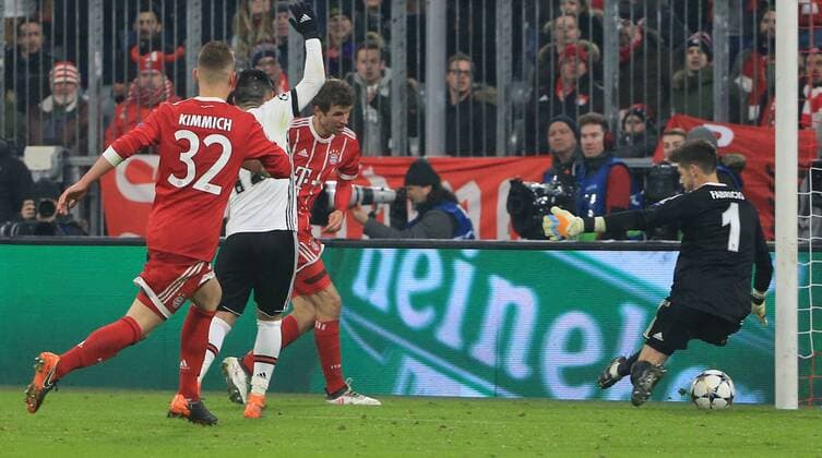 20180219, CL, FC Bayern vs Besiktas Istanbul, Allianz Arena Muenchen, Fussball im Bild: 1:0 durch Thomas Mueller (FCB), Fabri (Besiktas) geschlagen