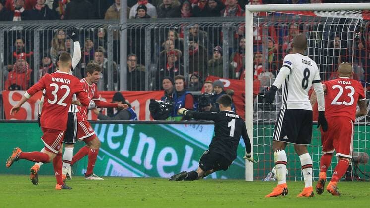 20180219, CL, FC Bayern vs Besiktas Istanbul, Allianz Arena Muenchen, Fussball im Bild: 1:0 durch Thomas Mueller (FCB), Fabri (Besiktas) geschlagen